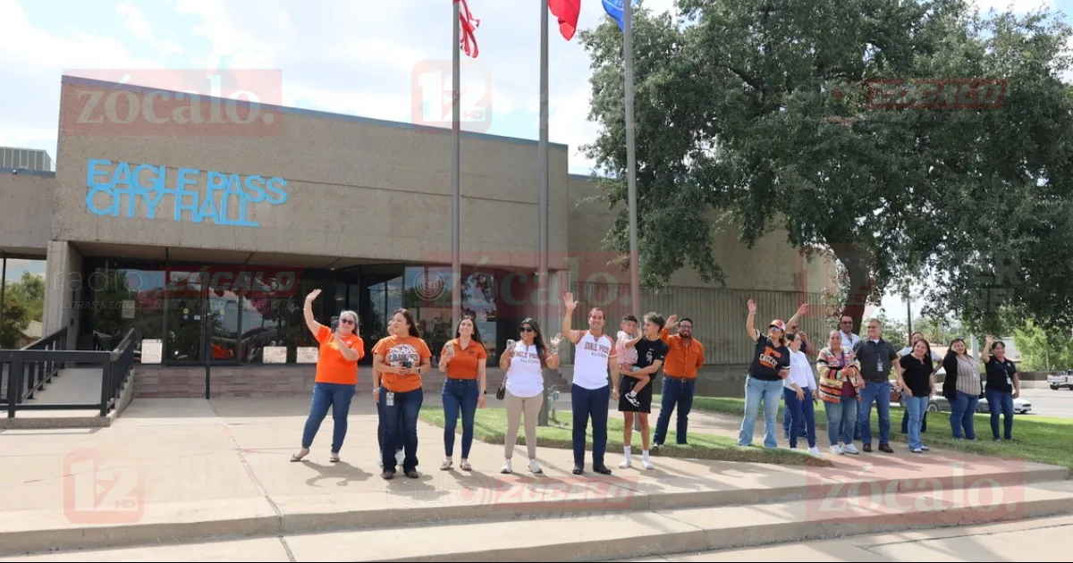 La caravana recorrió varias calles de la ciudad, recibiendo muestras de apoyo de la comunidad, familiares y amigos de los jóvenes peloteros.