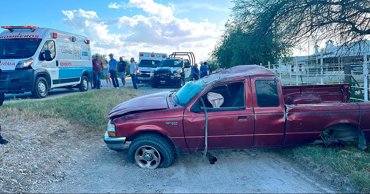 Conductor perdió el control de su vehículo tras la ponchadura de uno de los neumáticos, lo que provocó que se saliera del camino.