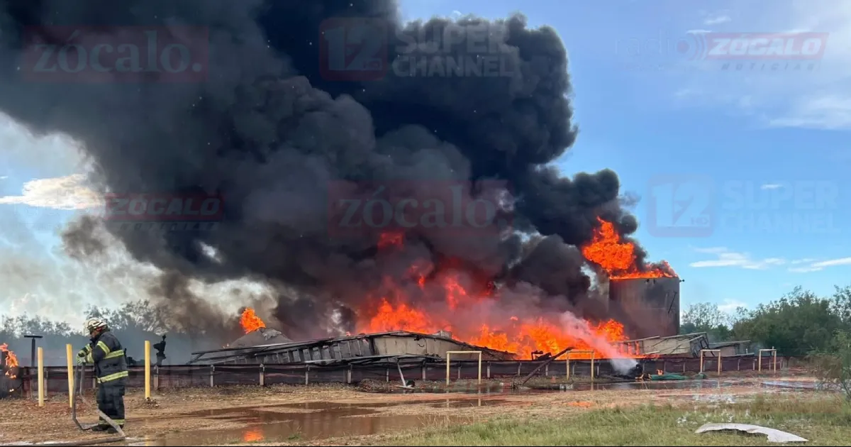 Bomberos de Dimmit y Dilley combaten incendio de tanques de almacenamiento