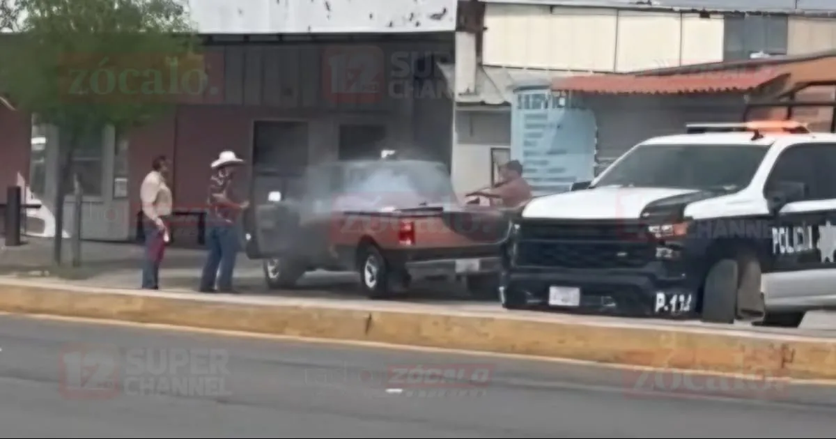 Gracias a la oportuna intervención de los bomberos, el fuego fue controlado con extintores, evitando que el siniestro se propagara.