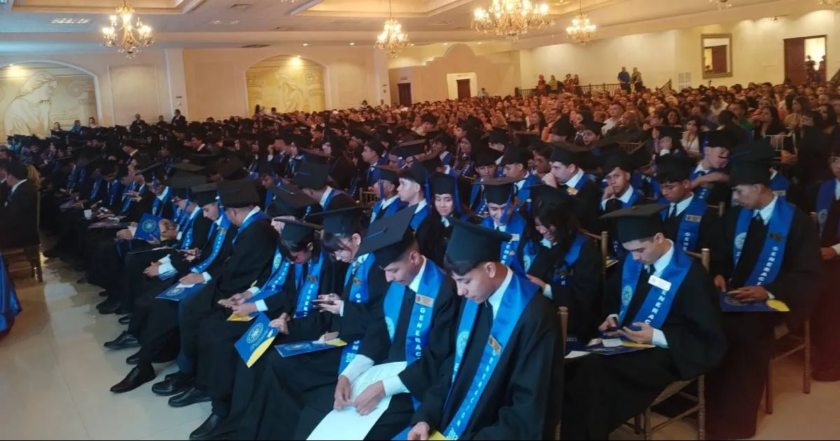 Asimismo, se entregaron medallas de reconocimiento a los mejores promedios de la generación, distinción que fue otorgada a los estudiantes Sebastián y Estrella Almeda Pérez, por su destacado desempeño académico.