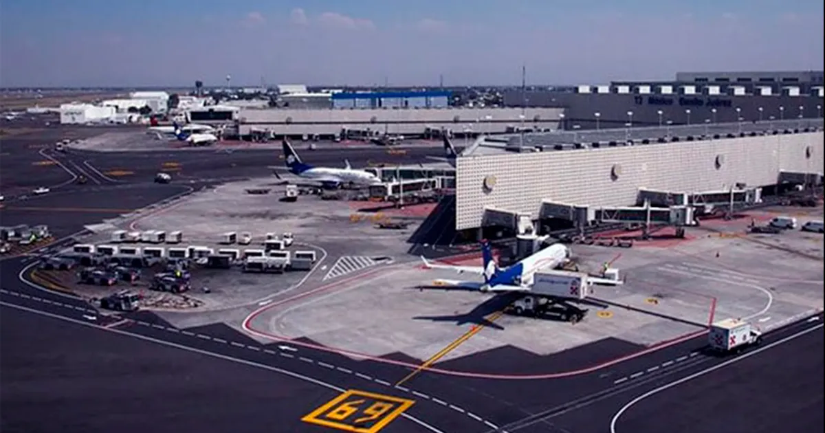 Una aeronave de Aeroméxico Connect aterrizó mientras un avión de Delta Air Lines iniciaba su despegue por la misma pista