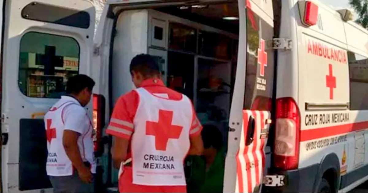 El accidente ocurrió cuando el trabajador intentó lanzar una regla metálica y esta tocó un cable eléctrico, lo que provocó la descarga.