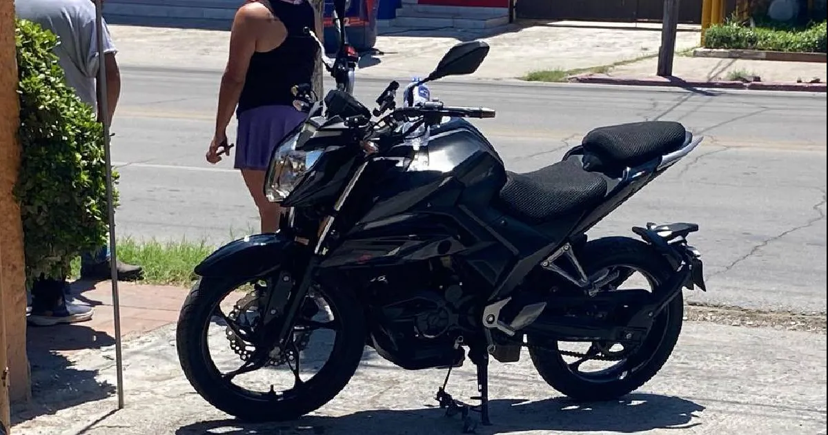 Conductor invade carril y provoca caída de motociclista