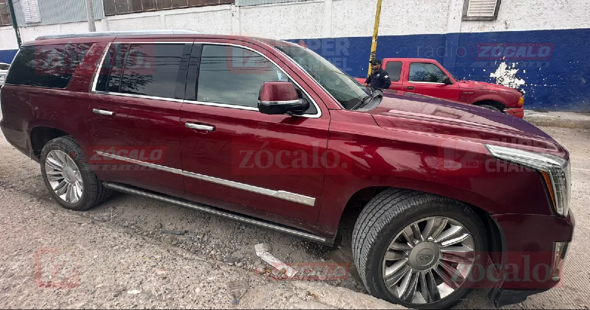 Camioneta de lujo se ve involucrada en accidente vial