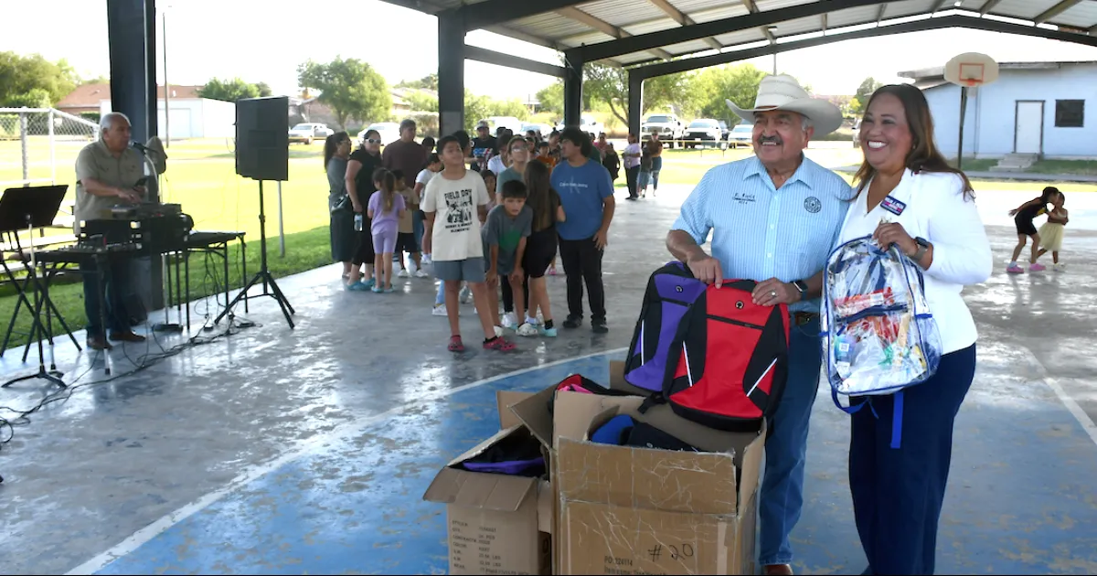 Comisionado Ruiz dona 100 paquetes escolares en Eagle Pass