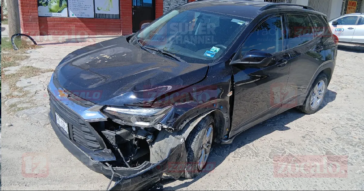 Choque entre dos vehículos deja daños materiales en carretera a la Presa de la Amistad