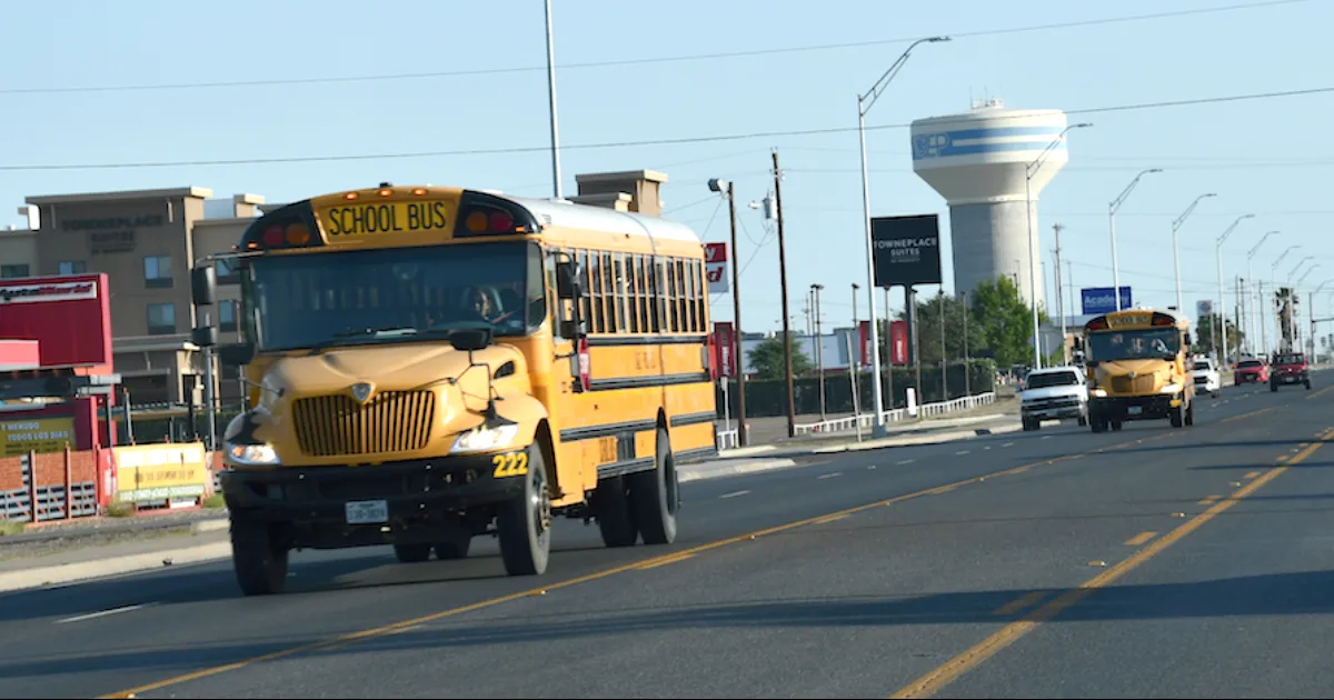 La directora de la policía, Amy González, pidió a los automovilistas respetar los límites de velocidad de todas las zonas escolares.