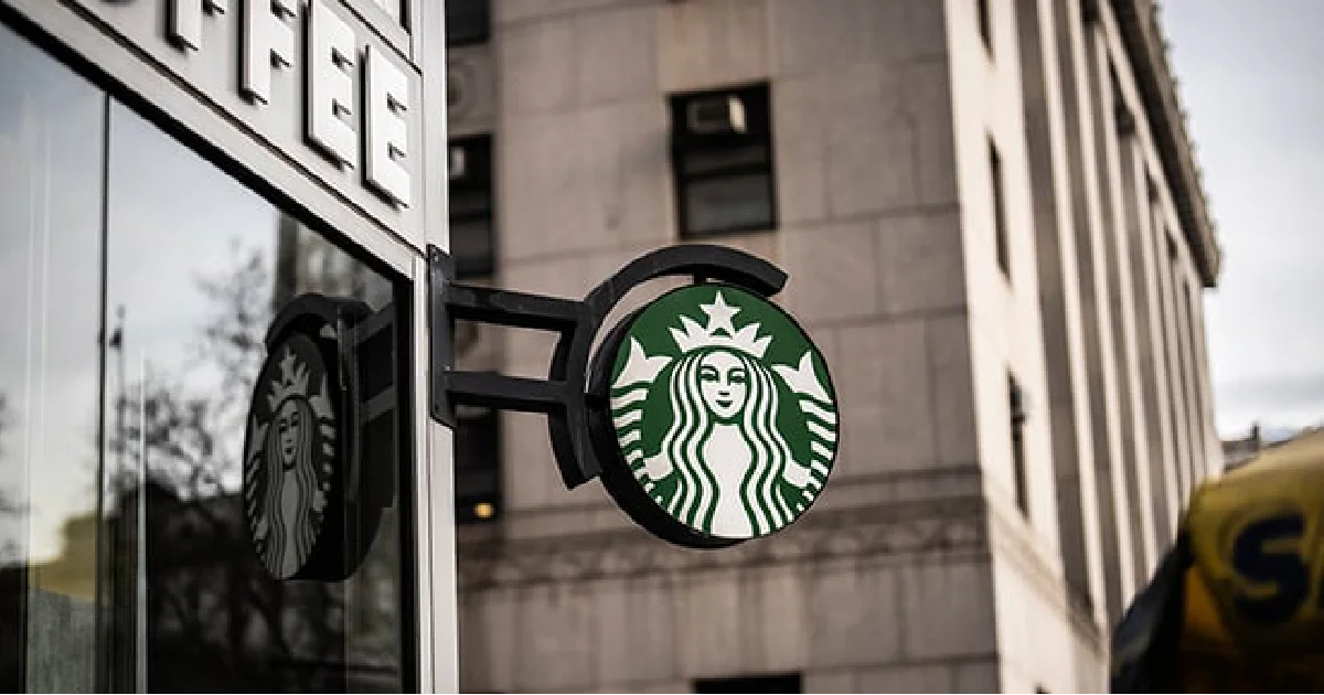 Con la reestructuración, Starbucks busca eficientar sus operaciones, aunque destaca que apoyará a sus colaboradores.