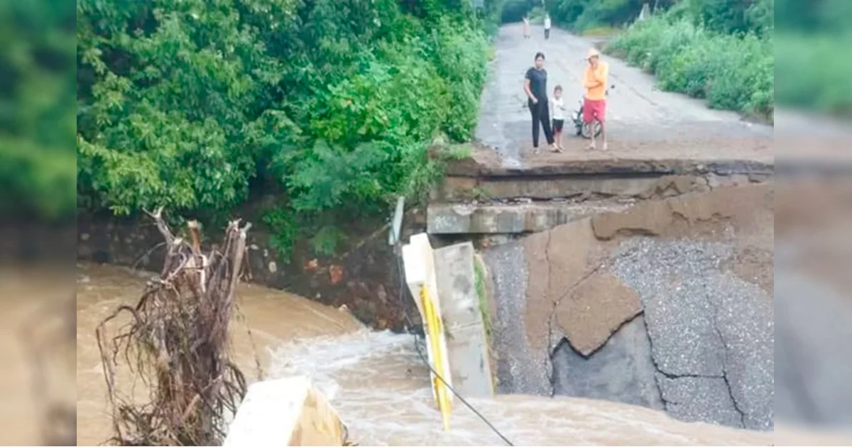 Los oficiales establecieron un perímetro vial y acordonaron ambos sentidos de la carretera.