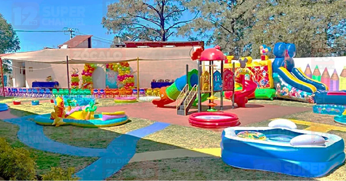 Las maestras, según versiones, se habrían dado cuenta hasta que una niña les fue a avisar que un niño "estaba dormido" en el tobogán