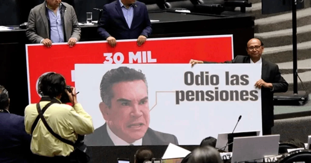 Todo comenzó cuando los morenistas sacaron una manta con la imagen del dirigente nacional del PRI, Alejandro Moreno