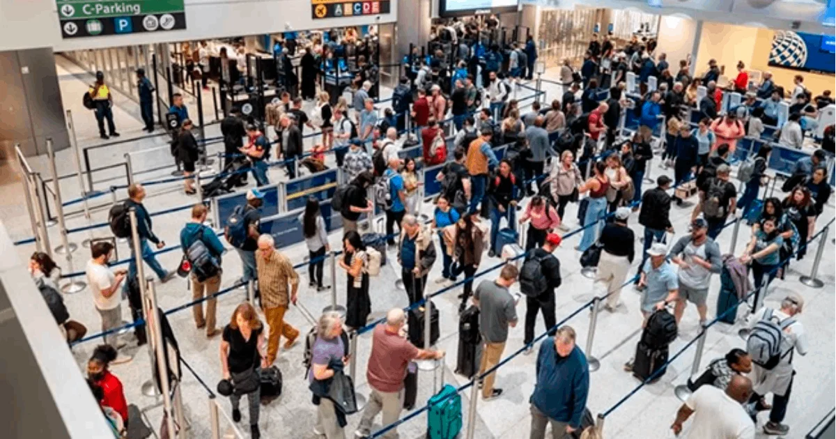 Las aerolíneas eliminaron de sus itinerarios casi 700 vuelos programados para el viernes, según FlightAware