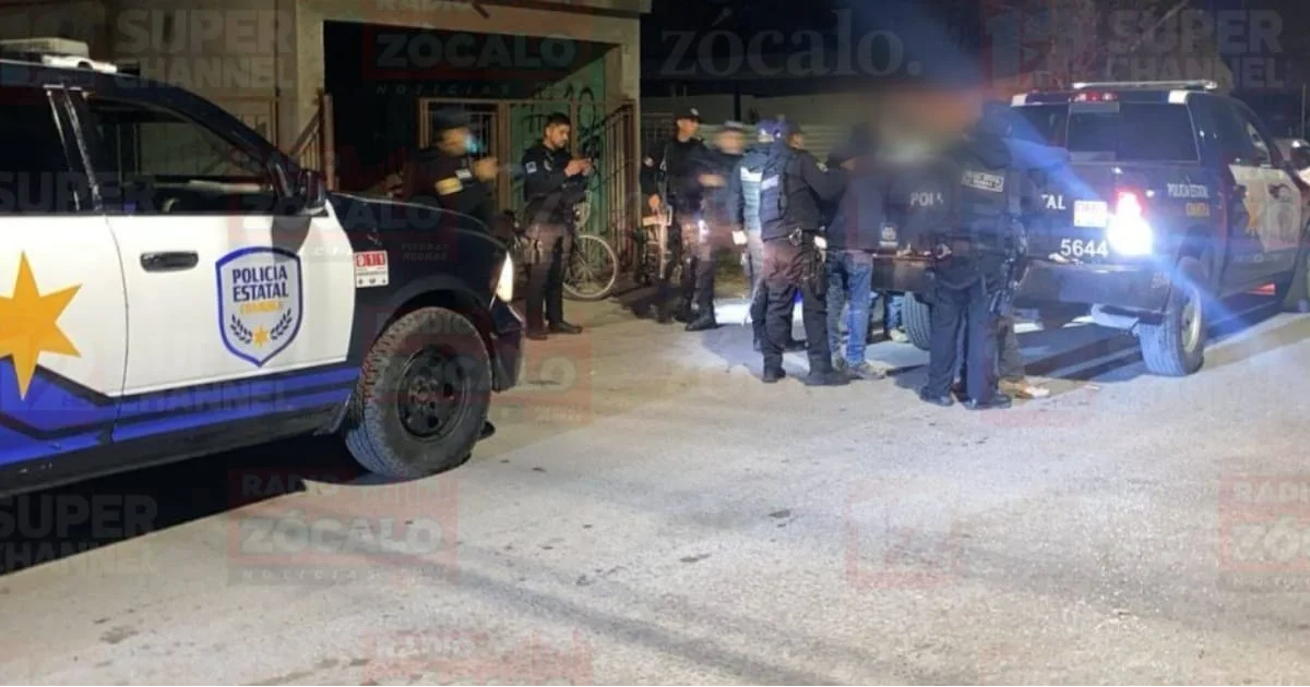 Al llegar las primeras unidades, el sujeto comenzó a lanzar piedras contra una patrulla, por lo que se solicitó apoyo de más elementos de las diferentes corporaciones.