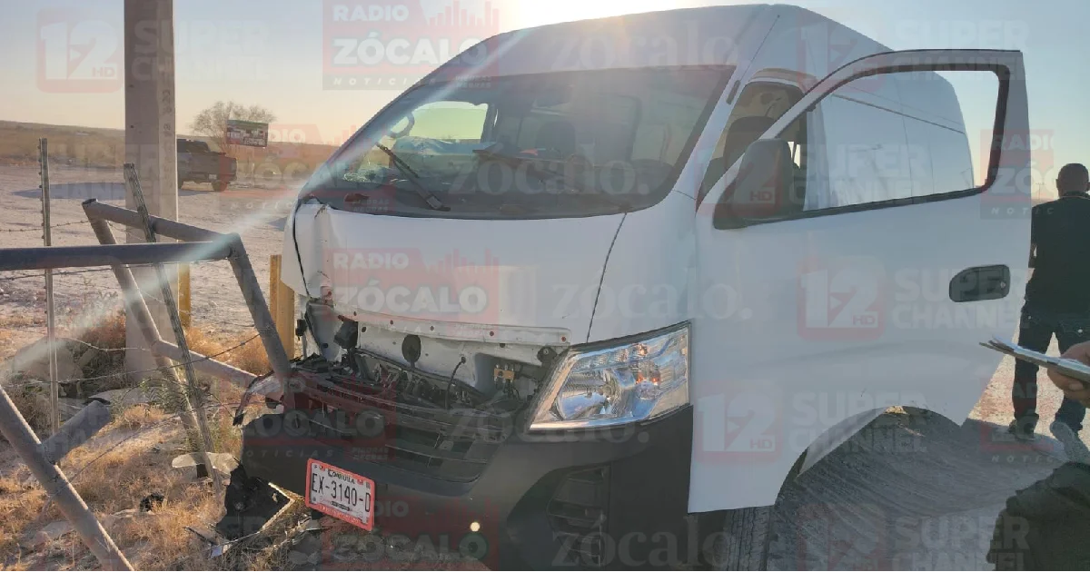 Urvan termina contra portón metálico en el libramiento Sur Poniente