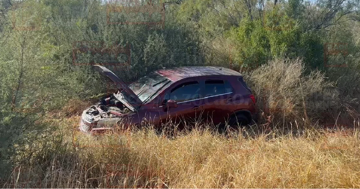 Joven estudiante sale del camino en la carretera Ribereña
