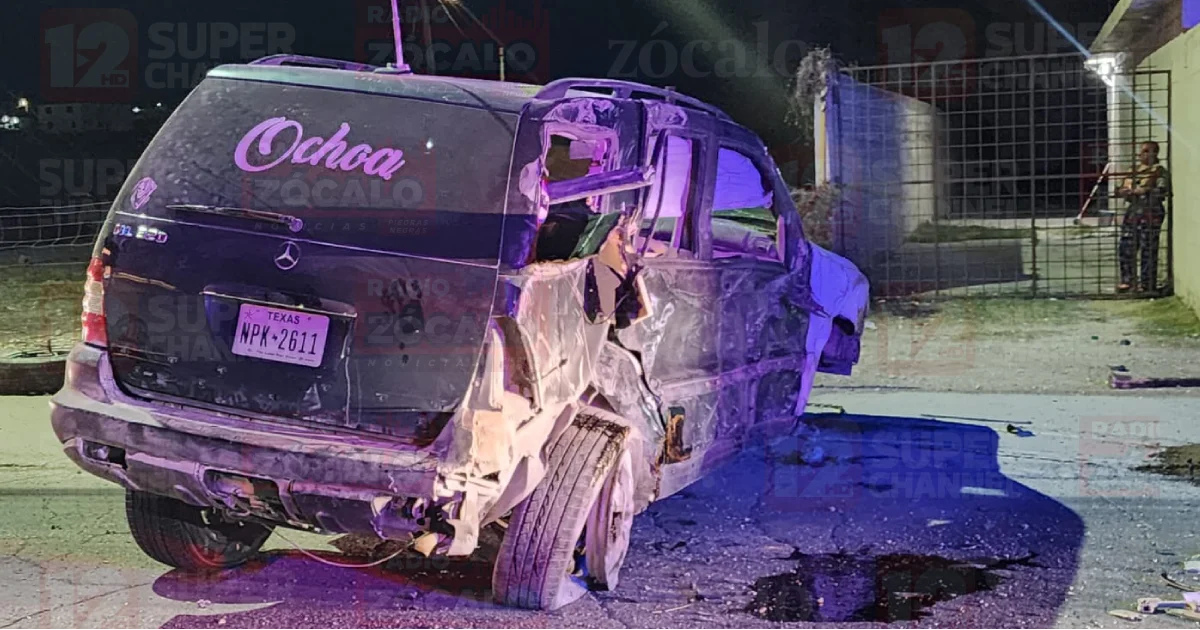 El impacto dañó severamente un automóvil Mitsubishi Eclipse 2003, el cual se encontraba estacionado correctamente.