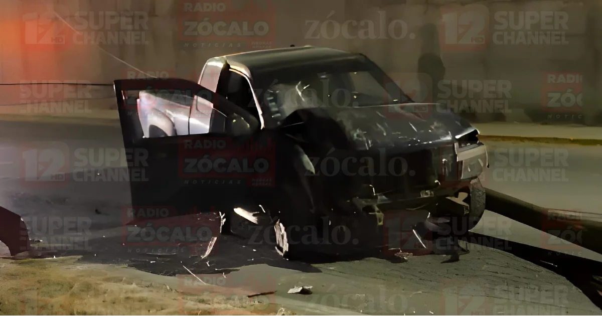 Debido al exceso de velocidad y al evidente estado de intoxicación, el conductor perdió el control de la camioneta y se impactó con un poste de madera.