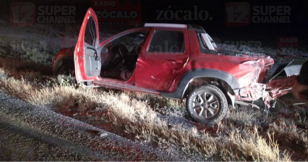 Bomberos y Protección Civil de Allende atendieron a los ocupantes del vehículo afectado, quienes presentaban molestias derivadas del golpe