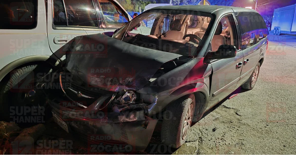 Testigos señalaron que el conductor de la Chrysler, quien circulaba por la calle Ayuntamiento, se dio a la fuga