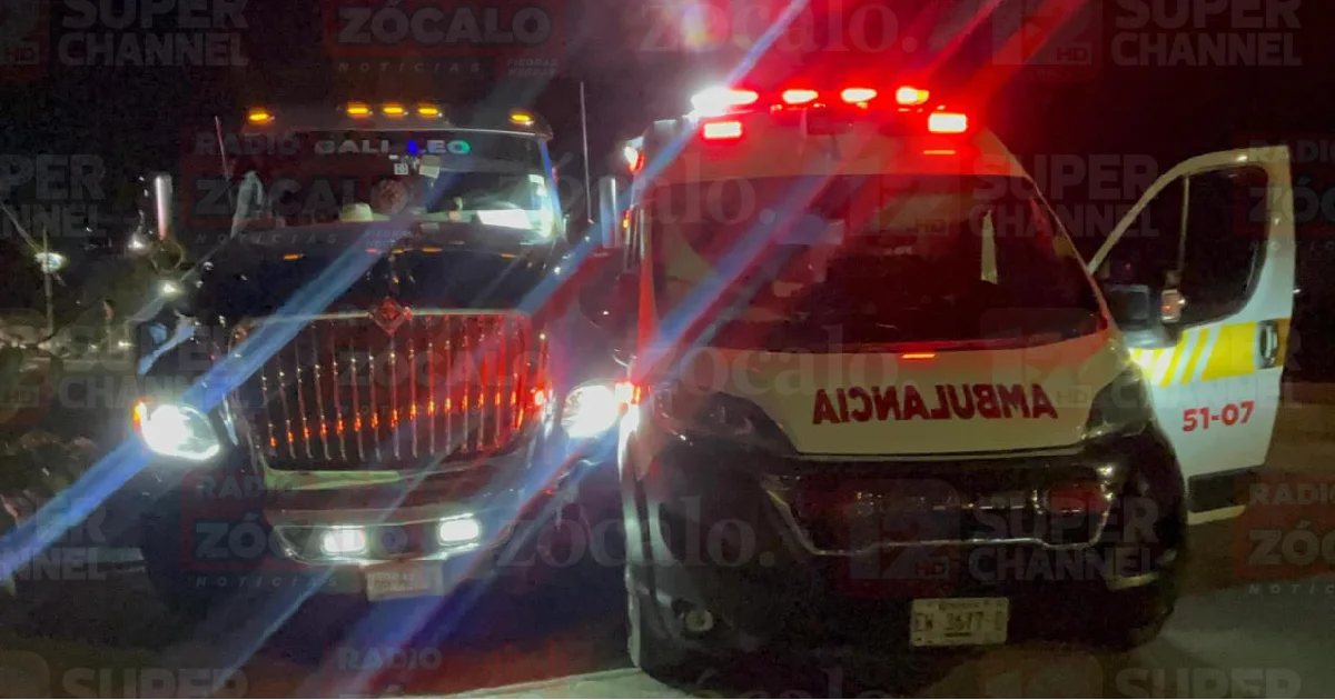 Tráiler no cede el paso y choca contra ambulancia en emergencia