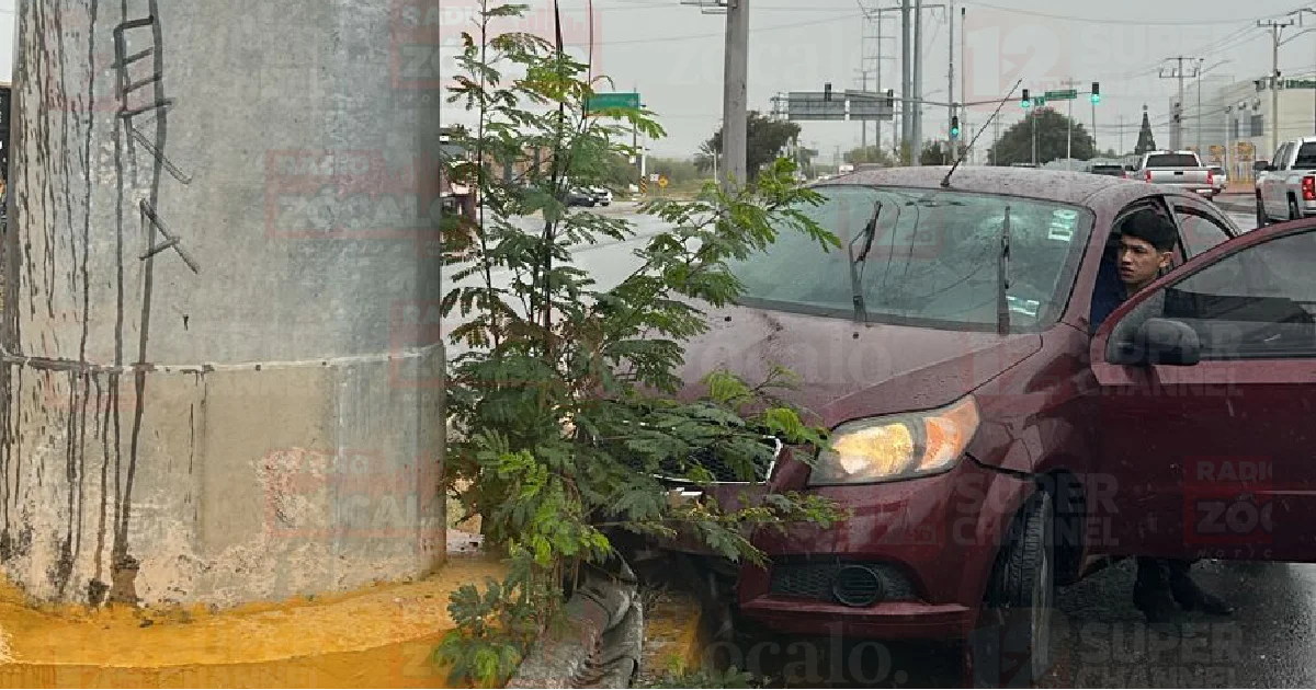 Se impacta contra poste en el libramiento Fausto Z. Martínez