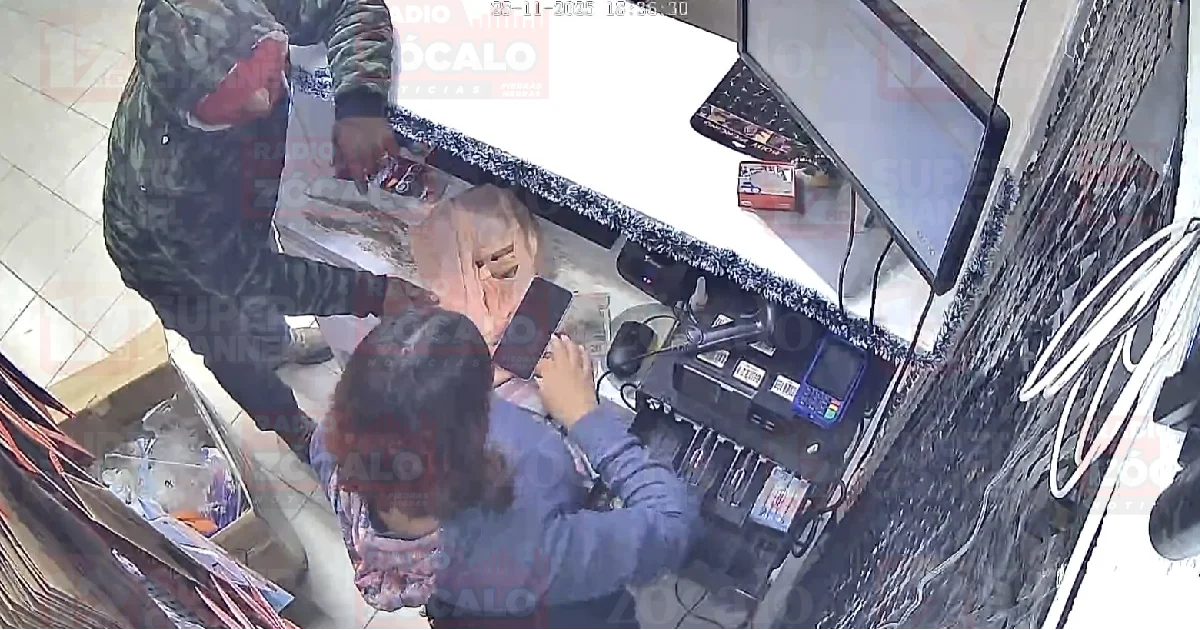 Hombre y mujer asaltan a cajera de negocio en Acoros