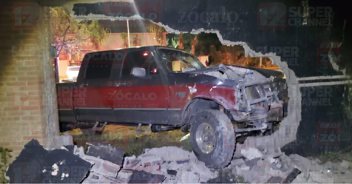 Causó daños en un señalamiento vial, una luminaria propiedad del municipio y una barda perimetral de bloques de una vivienda particular.