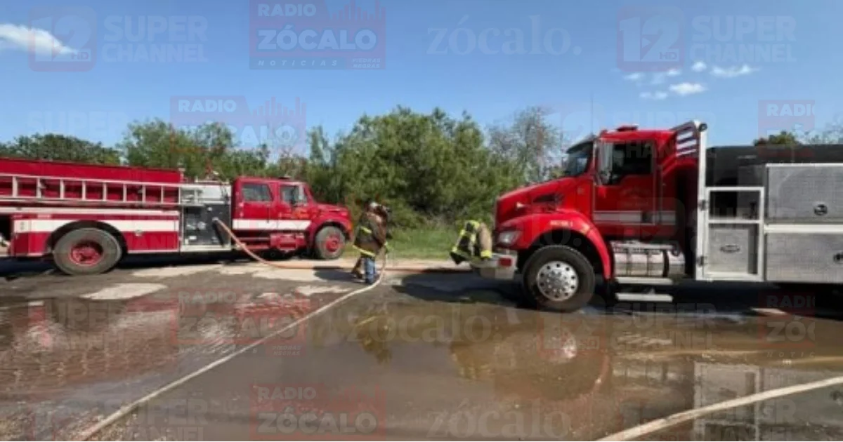Tras controlar el fuego y acceder a la estructura, los rescatistas descubrieron los restos de dos adultos sin signos vitales.