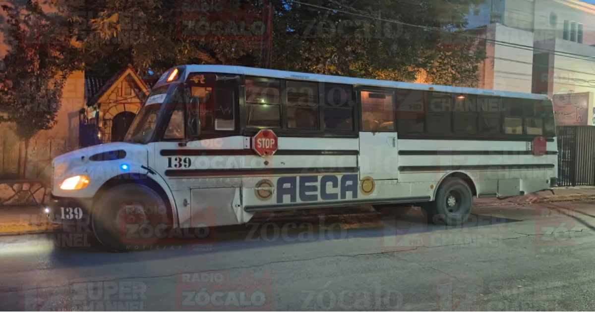 Camión de personal provoca choque en zona centro