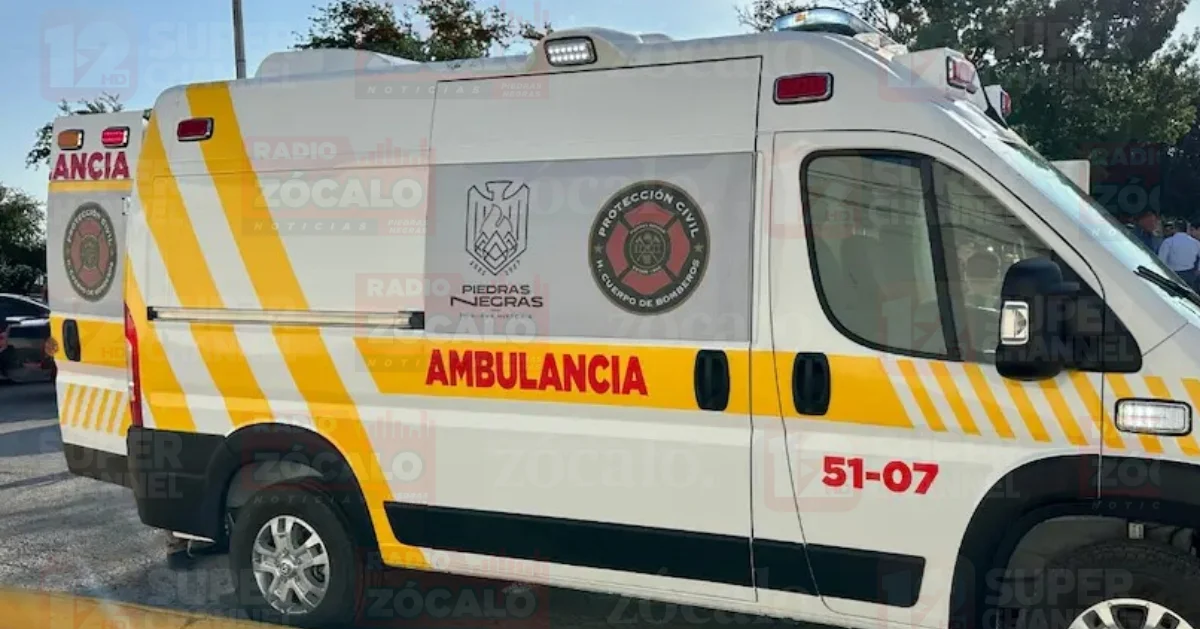 Paramédicos atienden a joven tras desplomarse en partido de fútbol