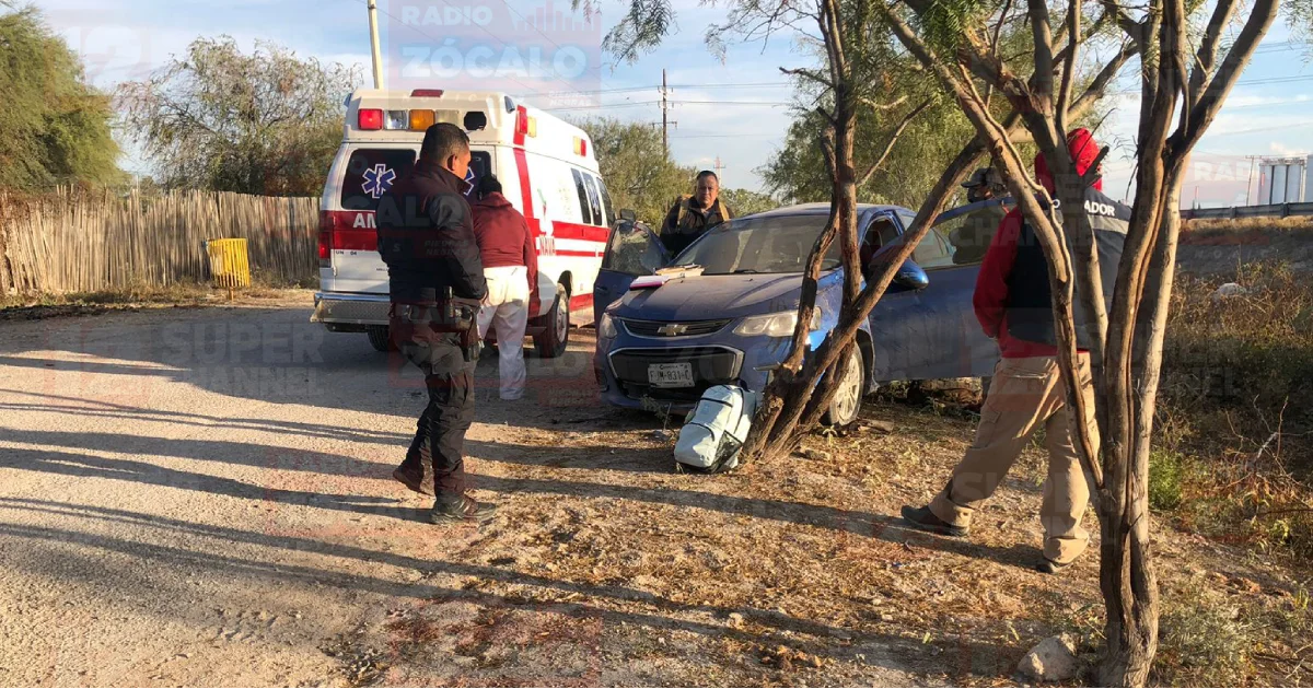 Jovencita vuelca en Río Escondido