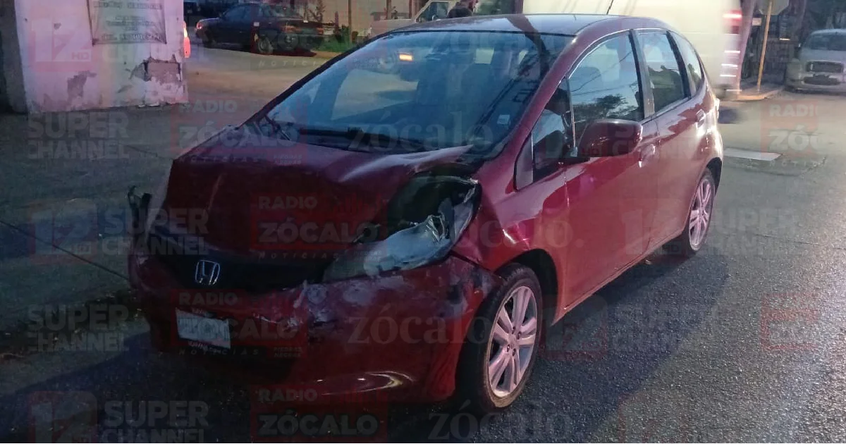 Choque en zona centro deja solo daños materiales