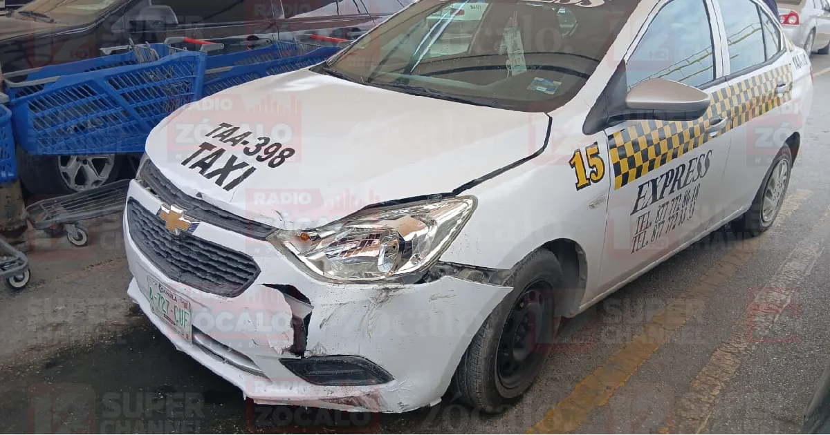 Choca a taxi en libramiento José de las Fuentes