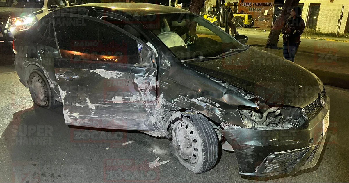 Conductora pierde el control y choca contra muro de concreto