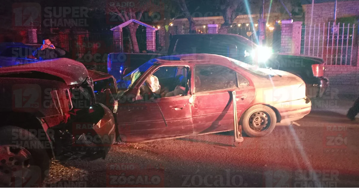 Conductora choca contra dos camionetas