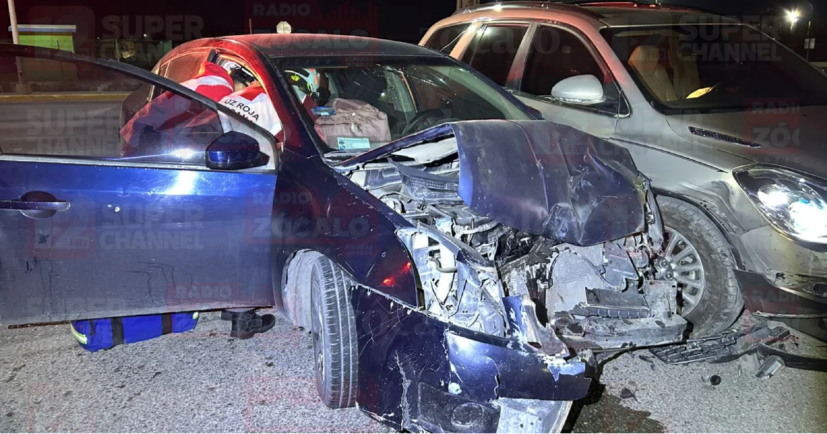 Mujer es trasladada al hospital tras accidente vial