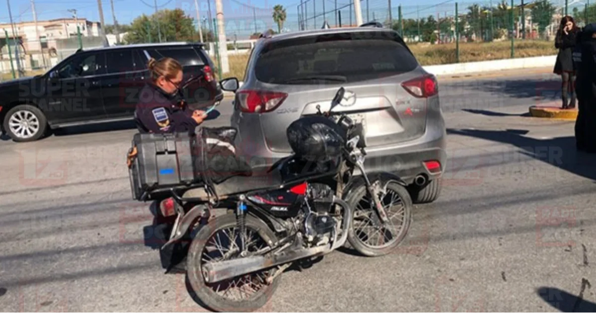 Lesionado motociclista en accidente vial frente a Macroplaza
