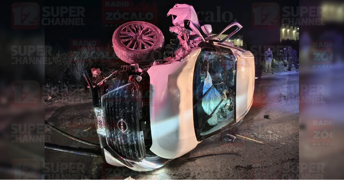 Termina volcado tras impactarse contra luminaria