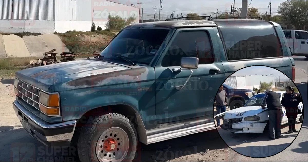 Taxi y camioneta chocan y ninguno acepta responsabilidad