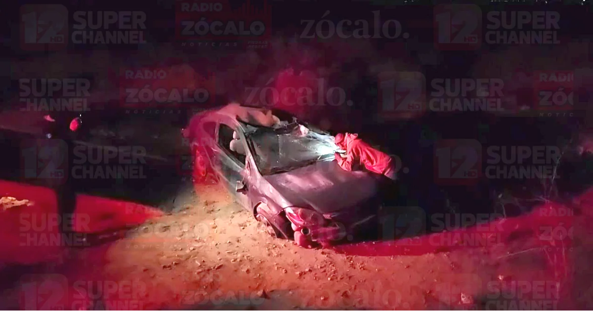 Ebrio destroza su vehículo tras volcadura