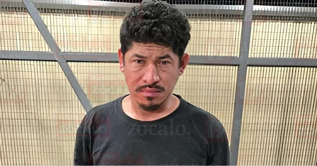 Al ser interceptado por los agentes para su arresto, el sujeto reaccionó de forma violenta y atacó a uno de los oficiales.