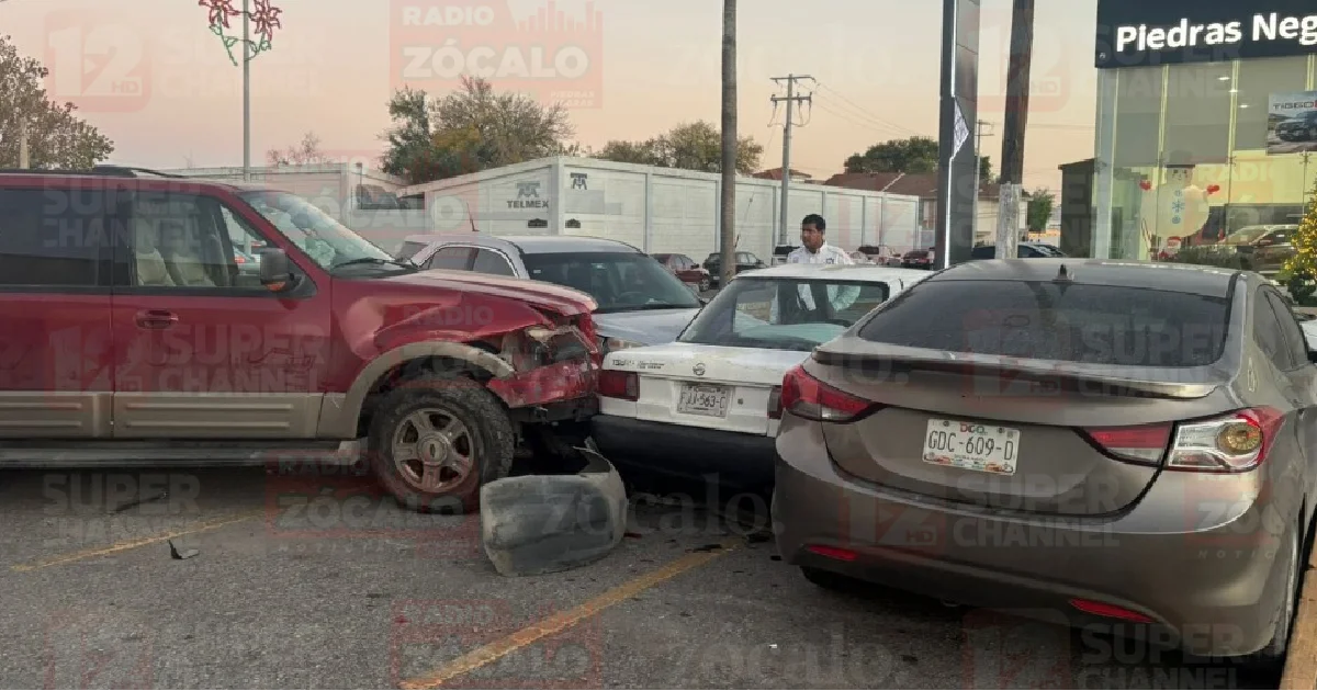Consignan a responsable de chocar ocho automóviles