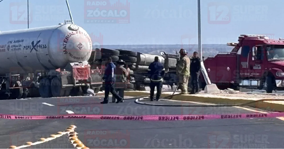 Se accidenta pipa doble remolque a la entrada de Acuña