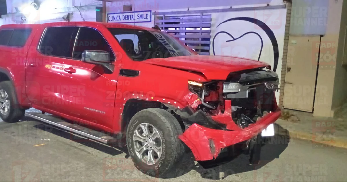 Paisano provoca choque al circular en sentido contrario