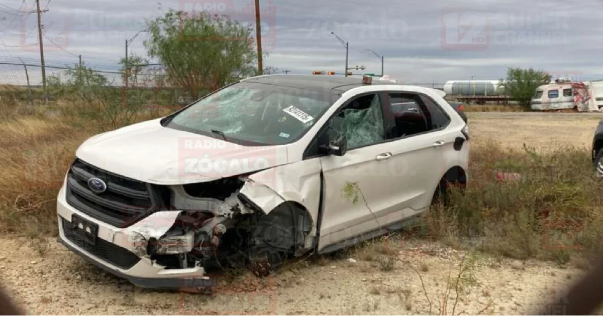 Es una unidad blanca 2018 Ford Edge que presenta destrozos derivados evidentemente tras involucrarla en un accidente de vialidad