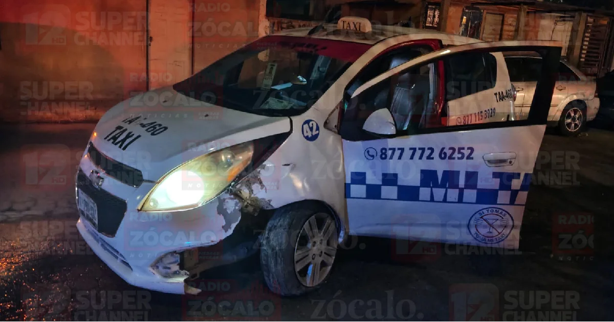 Taxi se impacta contra luminaria