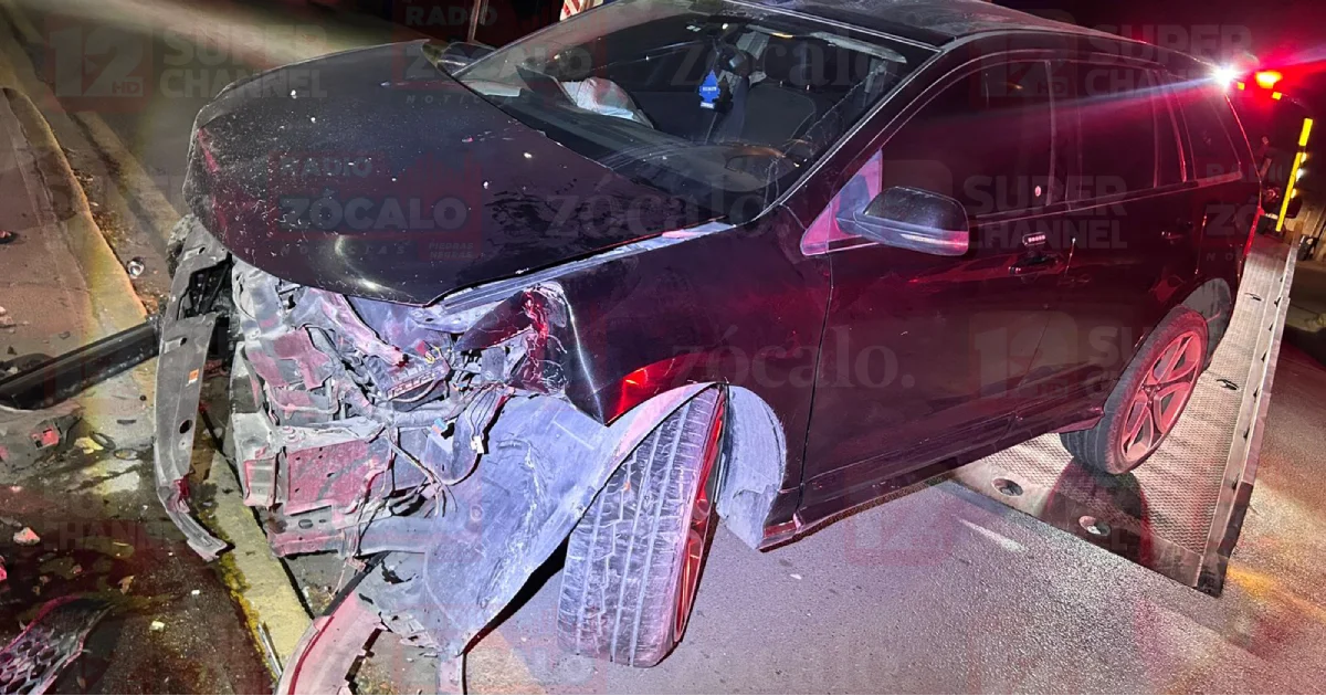 Conductor huye tras estrellarse contra vivienda