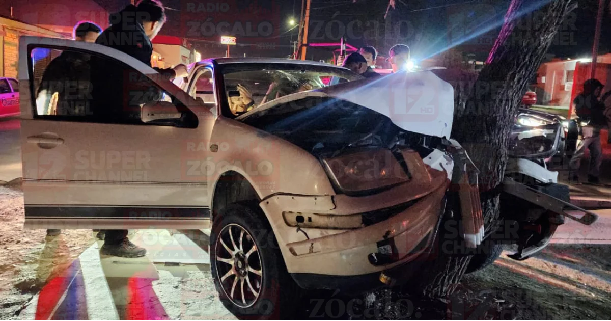 Joven choca contra árbol; su acompañante es hospitalizada