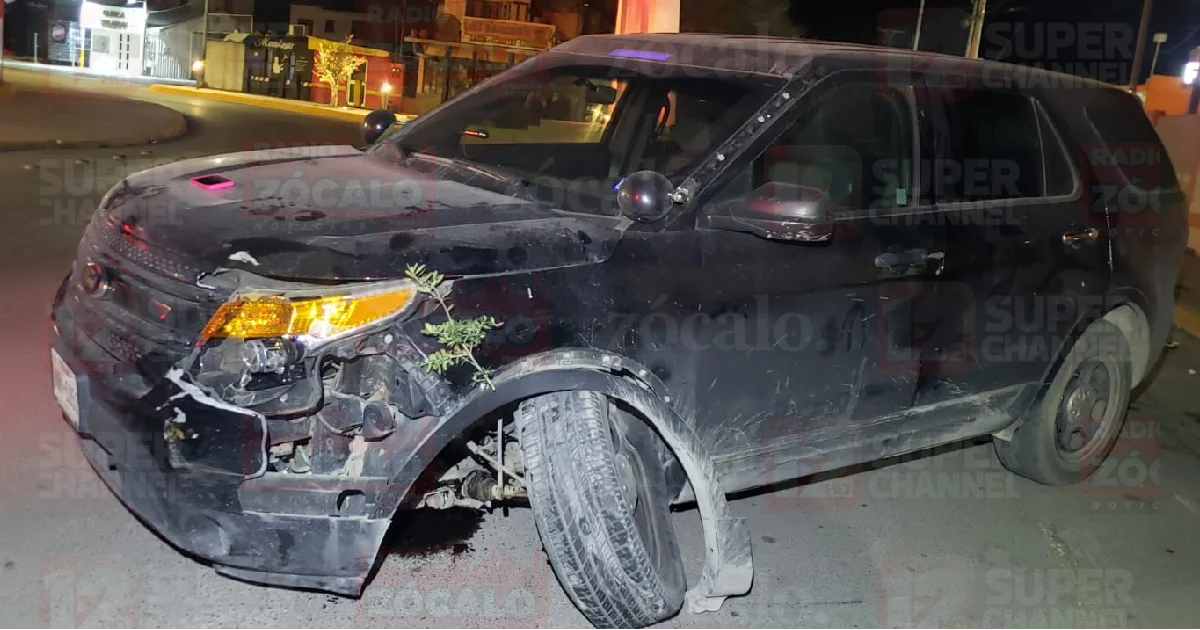 Derriba árbol tras chocar contra isleta central